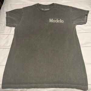 Modelo Especial Bottle Graphic T-Shirt